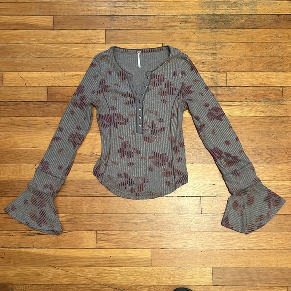 Free People Layer Me Henley in Washed Floral Grey, size XS - Picture 2 of 13